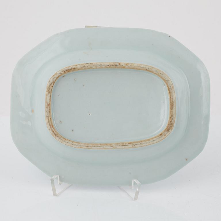 Terrin med lock, tallrik och smörterrin med lock och fat, porslin, Kina, 1700- och 1800-tal.