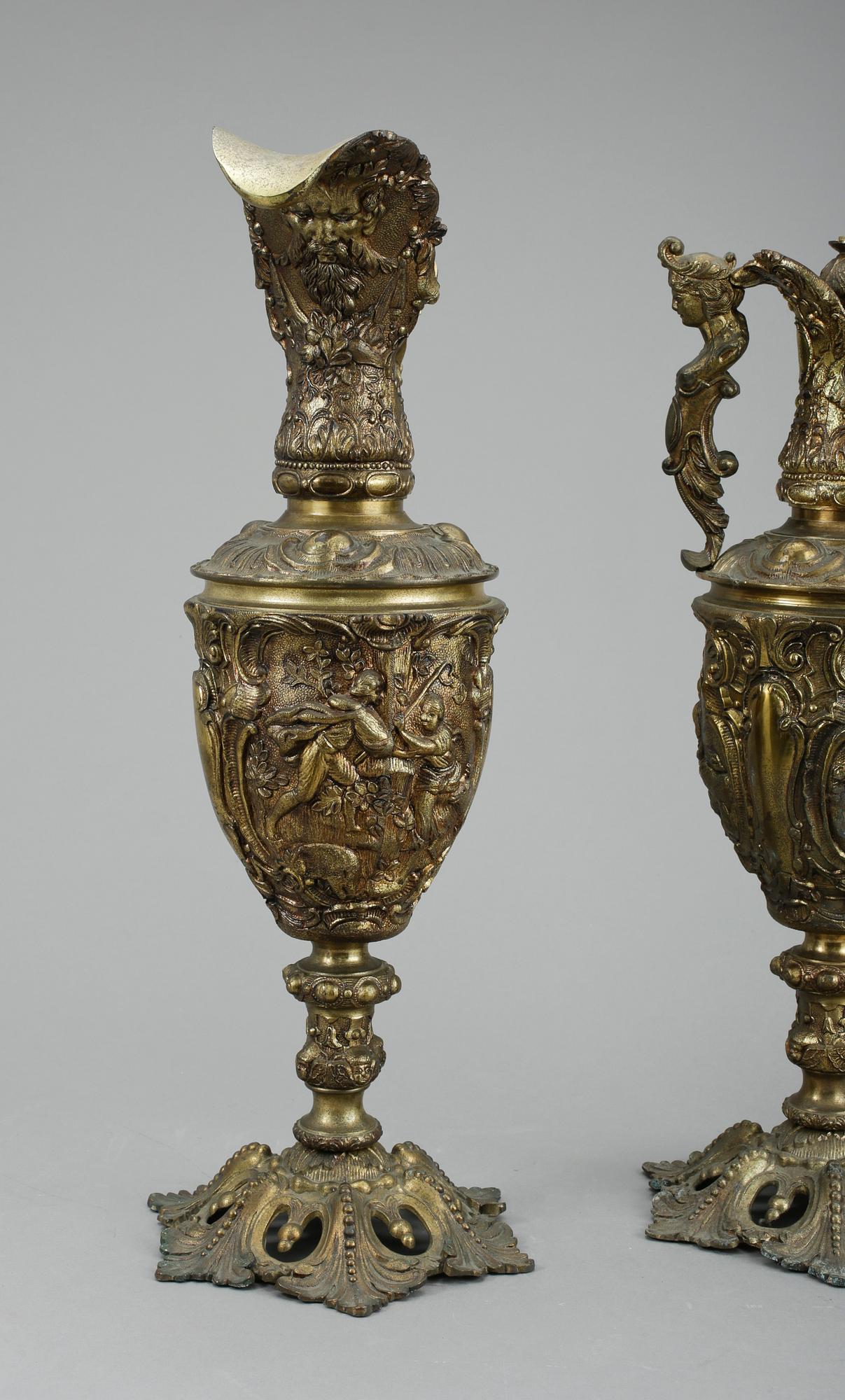 DEKORATIONSURNOR, ett par, gulmetall, Spanien, 1900-tal.
