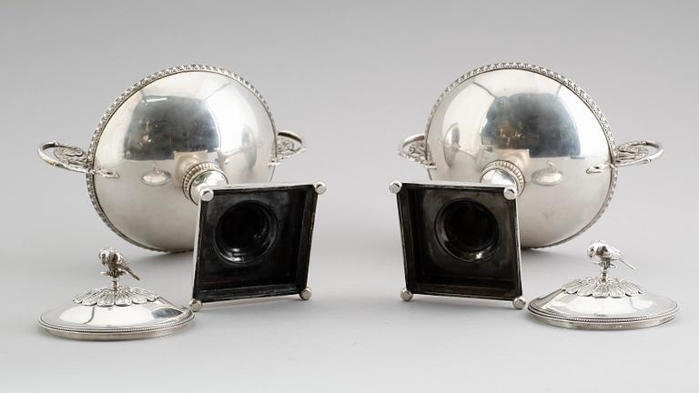 STRÖSOCKERSKÅLAR, 1 par, silver, Gustaf Möllenborg, Stockholm 1901. Vikt ca 1420 gram.
