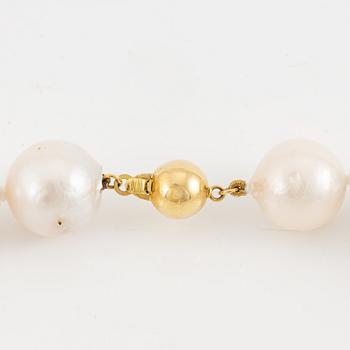 Collier med odlade sötvattenspärlor, lås 18K guld.