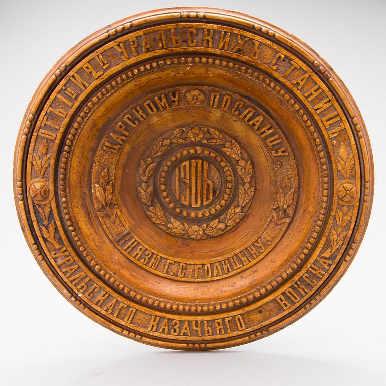 A Russian decorative carved wooden plate, early 1900s.