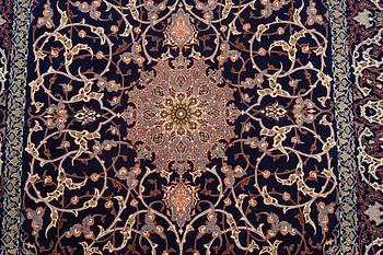 Matta, semiantik Isfahan, signerad Hekmat Nejad, ca 224 x 151 cm (samt 1 respektive 4 cm slätväv på vardera sida).