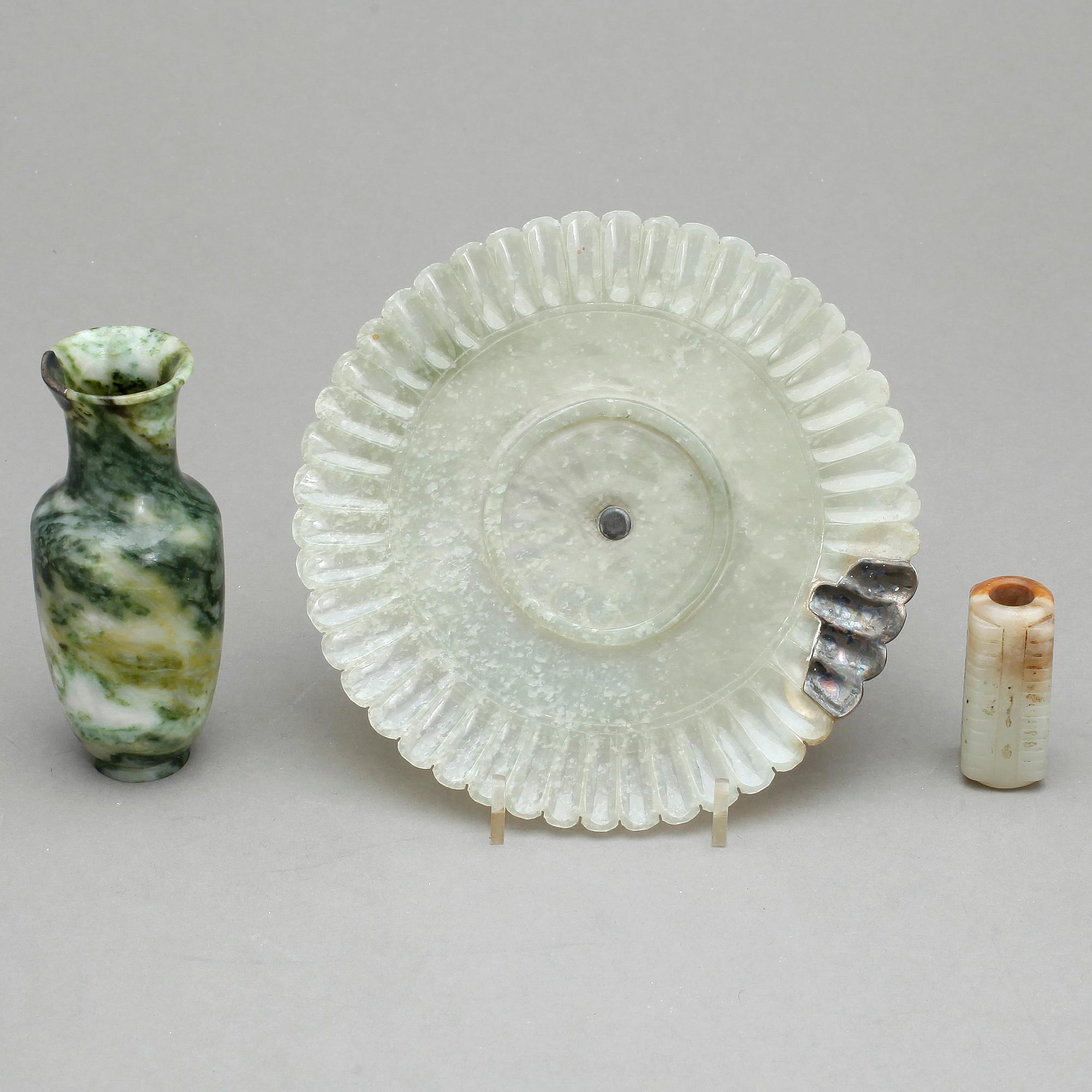 PARTI STEN, 3 delar, bland annat nefrit, orientaliska, 1900-tal.