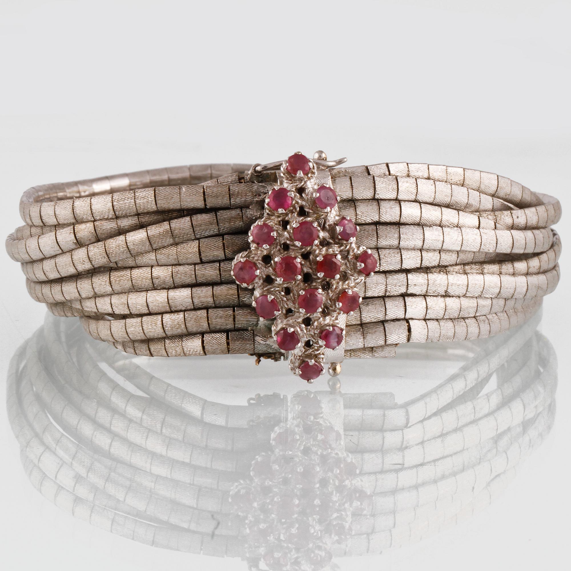 ARMBAND, 18K vitguld med 16 fasettslipade rubiner, troligtvis Italien. Vikt 96,5 gram.