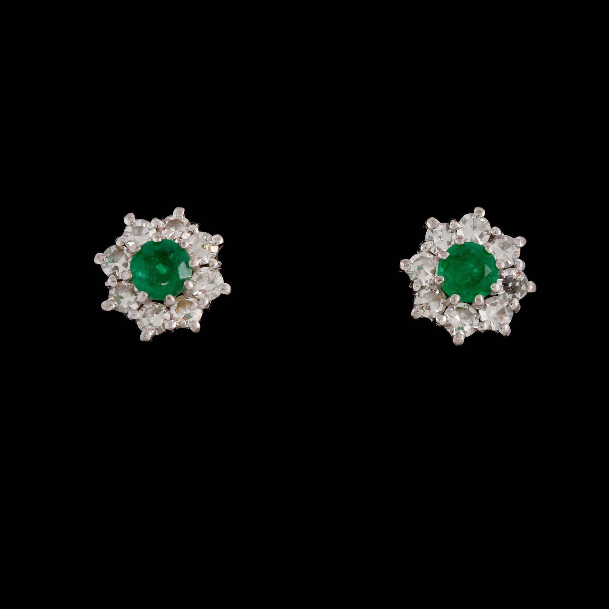 ÖRHÄNGEN, ett par, 18k vitguld med fasettslipade smaragder samt åttkantslipade diamanter. Vikt 2 g.