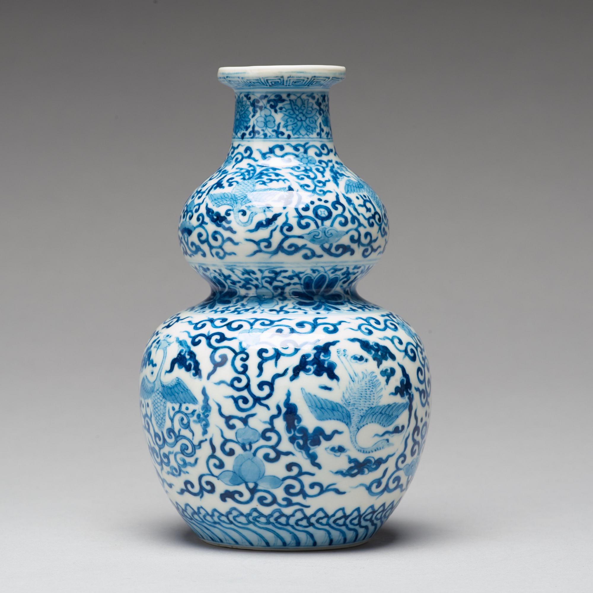 A blue and white double gourd vase, Qing dynasty, Kangxi (1662-1722).