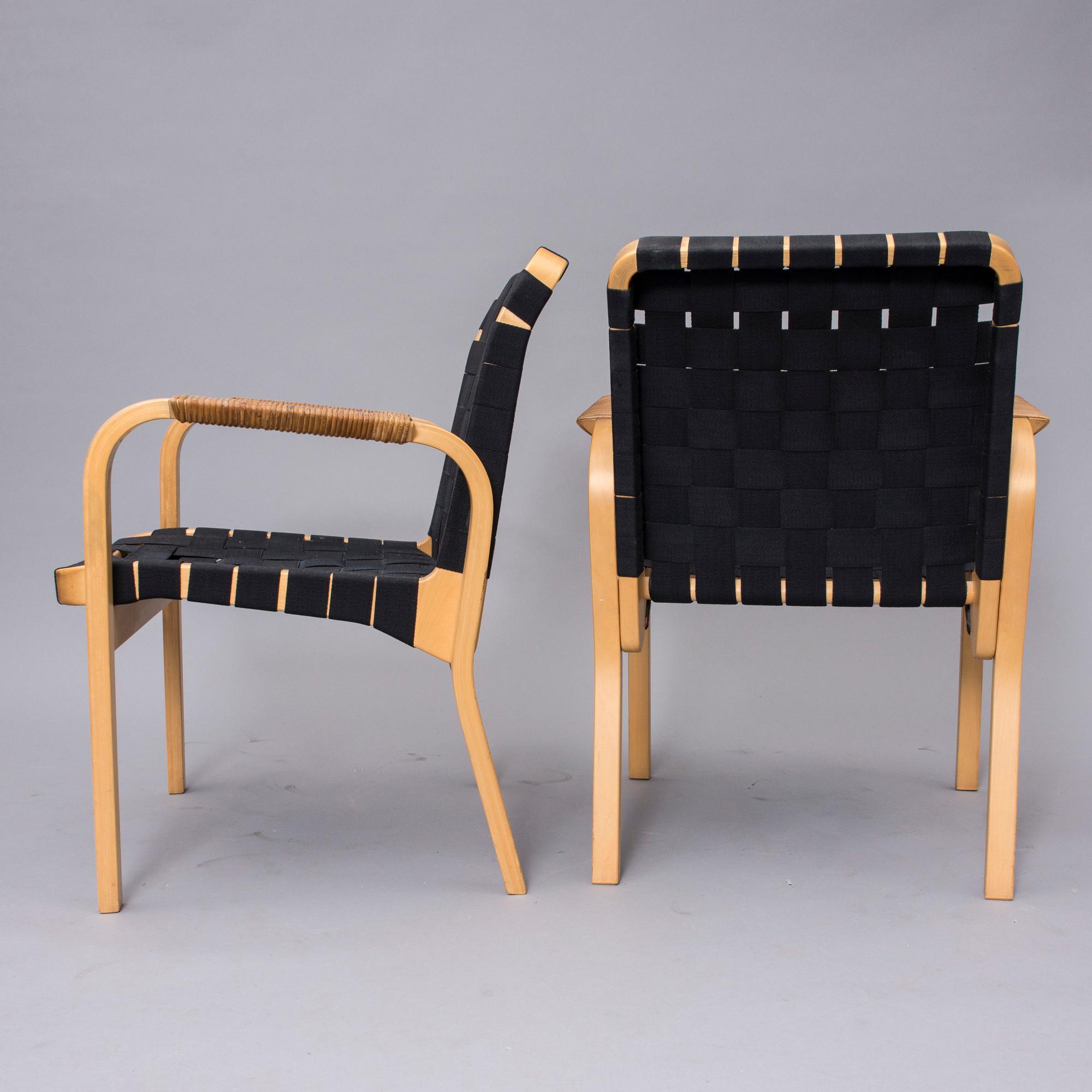 KARMSTOLAR, ETT PAR, modell 45, Alvar Aalto, Artek. Modellen formgiven 1947.