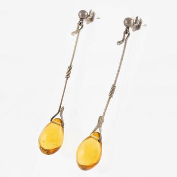Vivianna Torun Bülow-Hübe, collier och örhängen, silver med bärnstensfärgade glasdroppar.