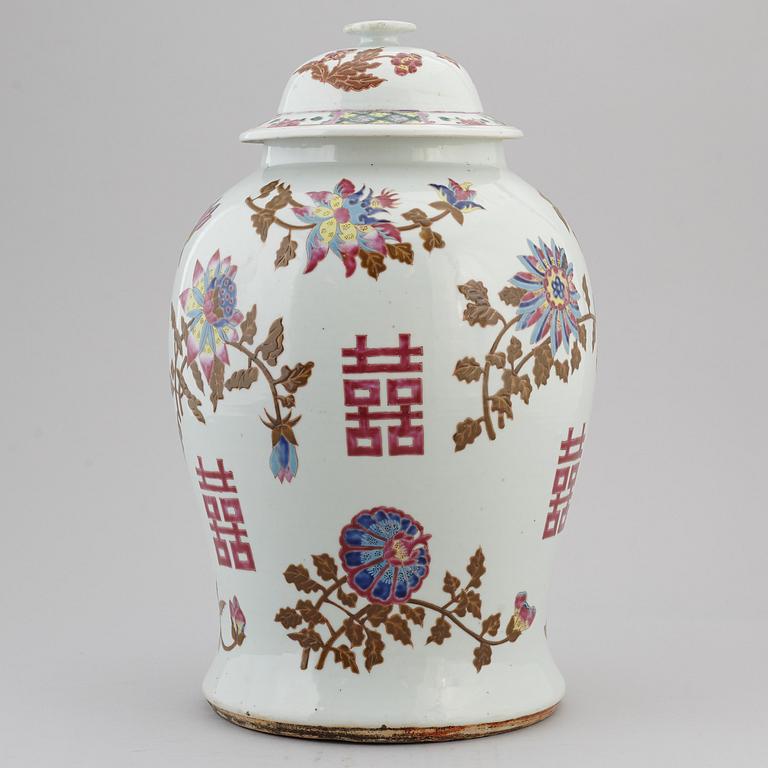 A large famille rose vase with cover, Qing dynasty, ca 1900.