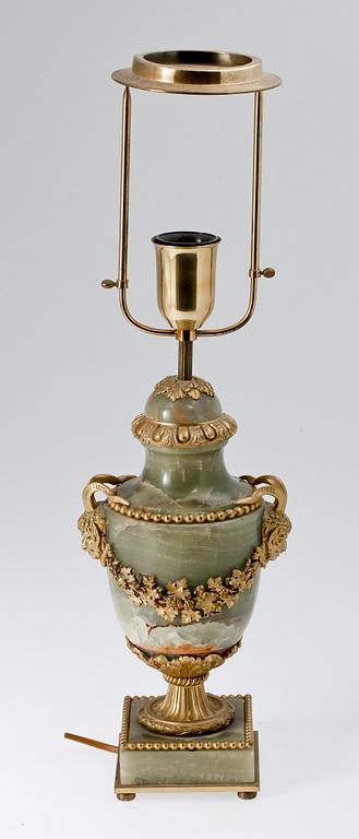 BORDSLAMPA, onyx och mässing, 1900-tal.