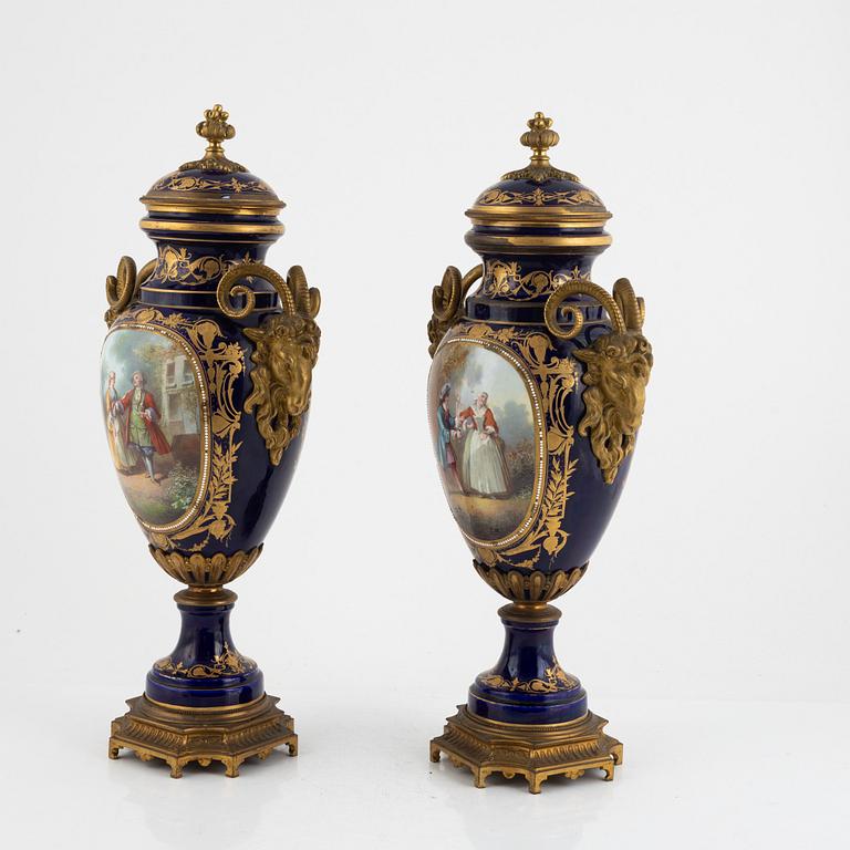 Lockurnor, ett par, porslin, Sèvresliknande märke, omkring år 1900.