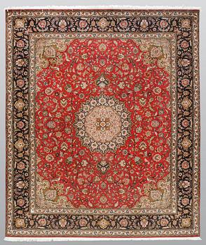 Matta, Figural Täbriz, Part Silk, sk 50 Radj, ca 307 x 248 cm.