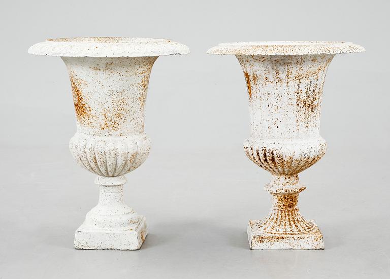 TRÄDGÅRDSURNOR, ett par, gjutjärn. 1900-tal.