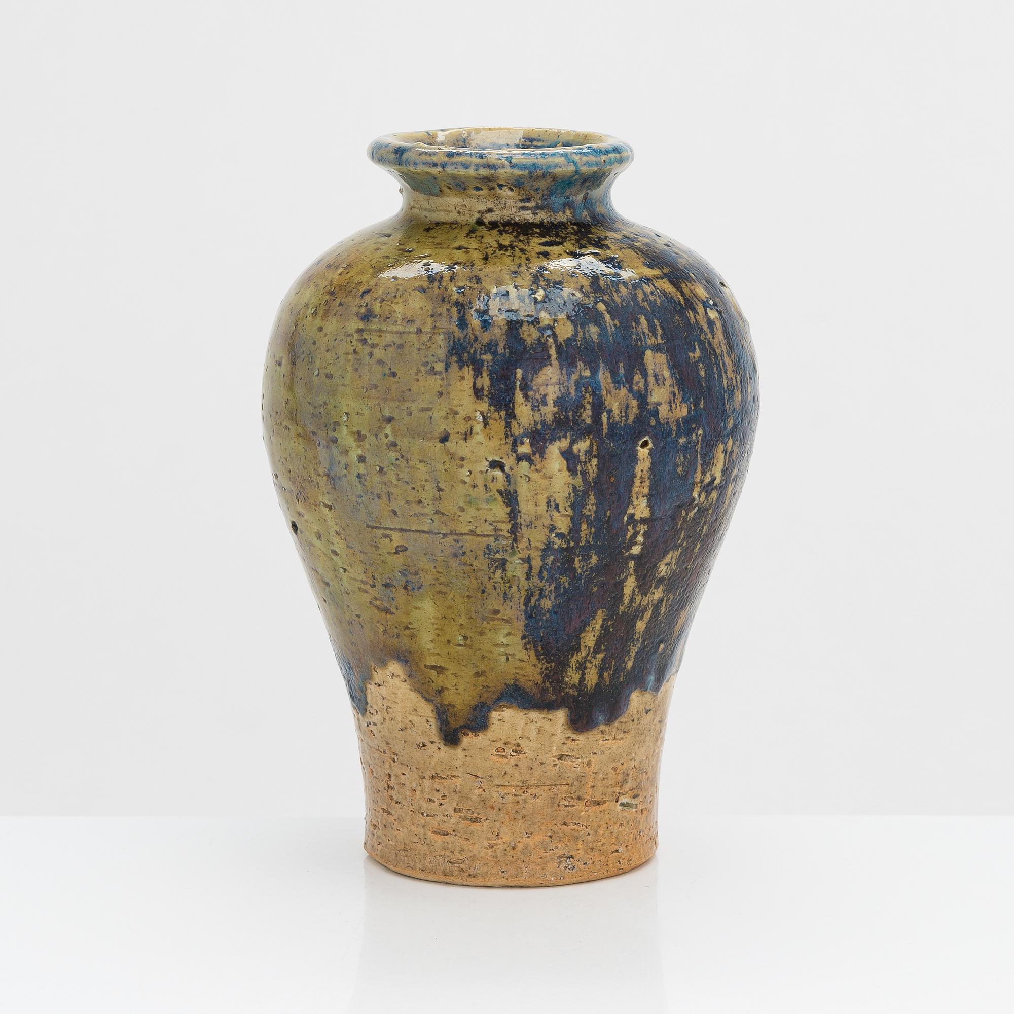 Aune Siimes, A stoneware vase. SIgned AS Arabia 1943.