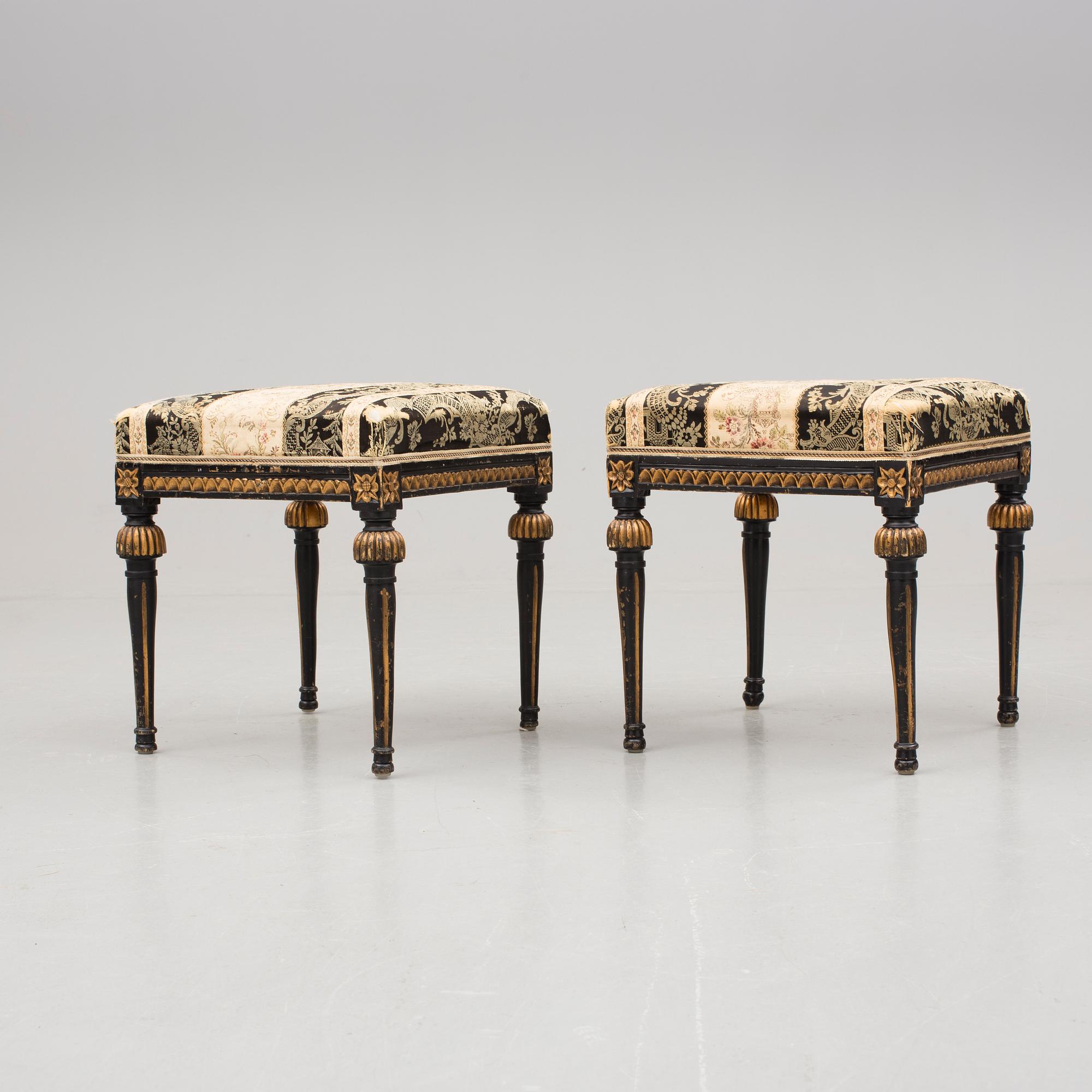 TABURETTER, ett par, sengustavianska.Omkring år 1800.