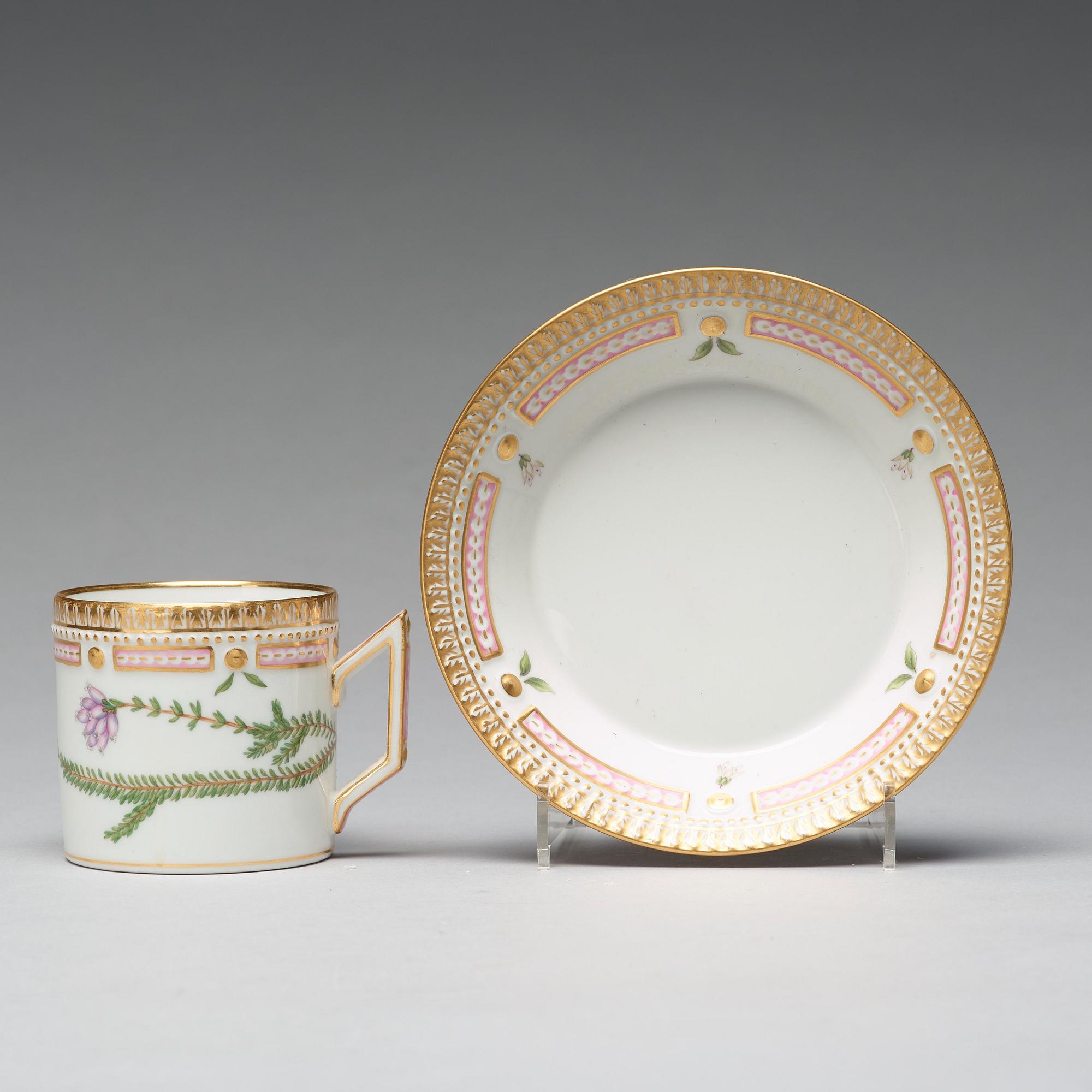 KAFFEKOPPAR med FAT, åtta stycken, porslin. "Flora Danica", Royal Copenhagen, Danmark.