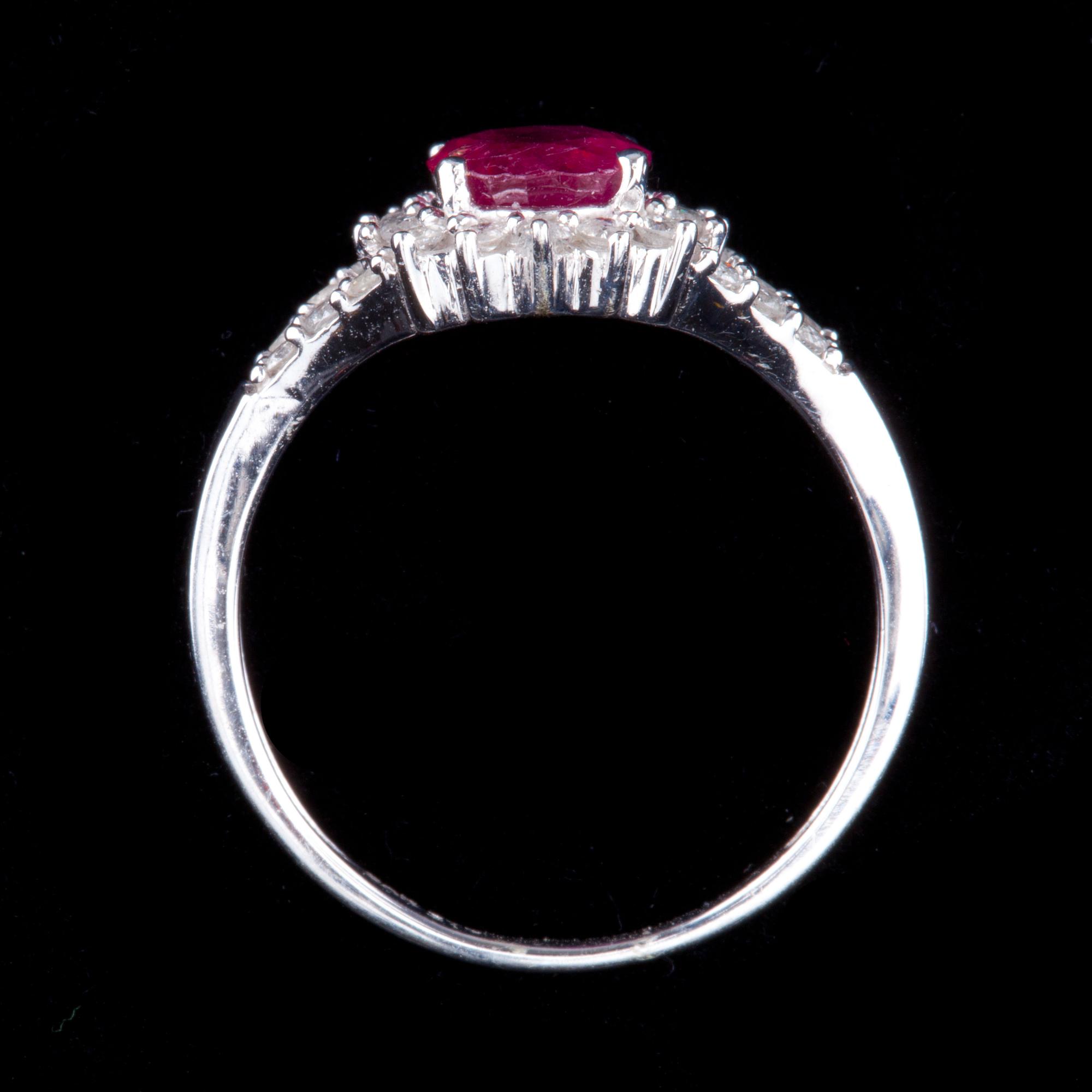 RING, 9k vitguld, med små briljantslipade diamanter samtfasettslipad rubin. Vikt ca 2 g.