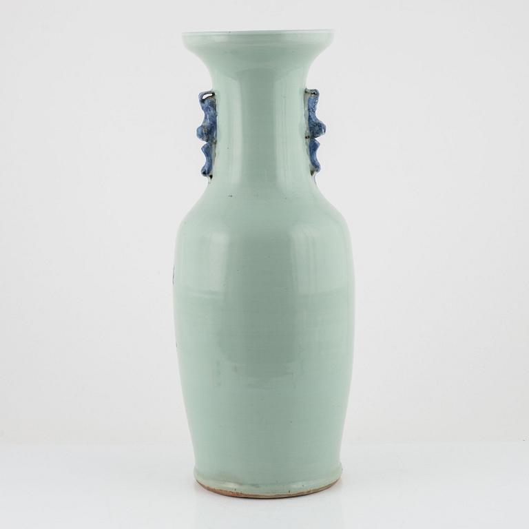 A large vase, late Qing dynasty.