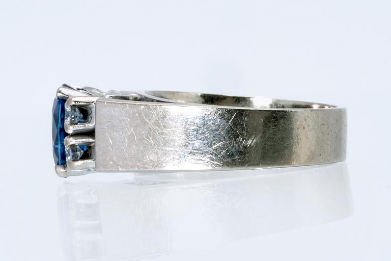 Ring 18K whitegold 1 sapphire approx 8 x 5 mm 4 brilliant-cut diamonds approx 0,30 ct, Atelier Ajour Stockholm 1980.