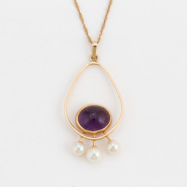 An 18K gold chain and a pendant set with a cabochon-cut amethyst and three cultured pearls.