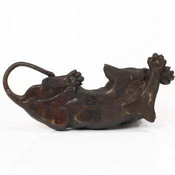 A pair of Japanese bronze lions, Meiji (1868-1912). Signed.