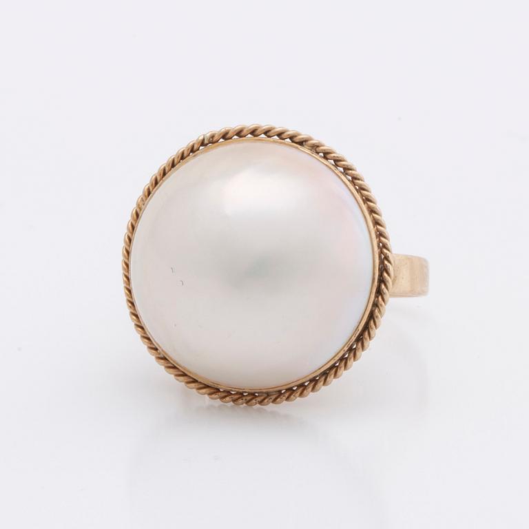 RING and EARRINGS 18K gold mabé-pearls approx 20 mm.