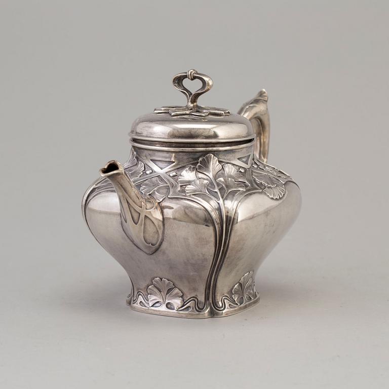 A Swedish Art Nouveau silver teapot, maker's mark CF Carlman, Stockholm, 1904.