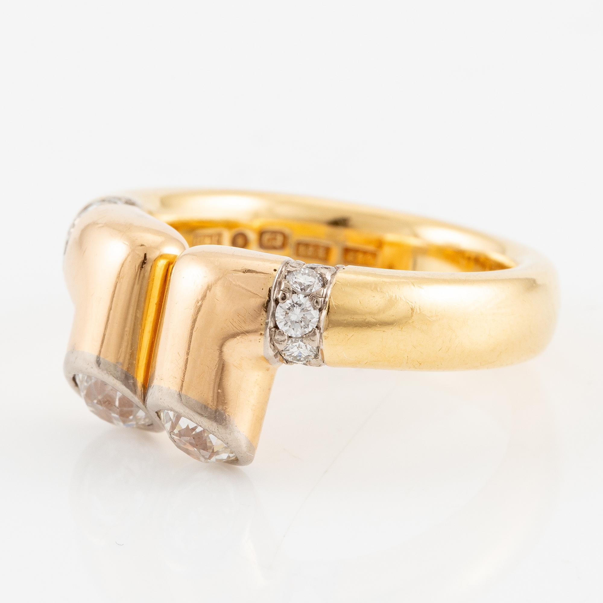 A Gaudy ring 18K gold with old-cut and brilliant-cut diamonds.