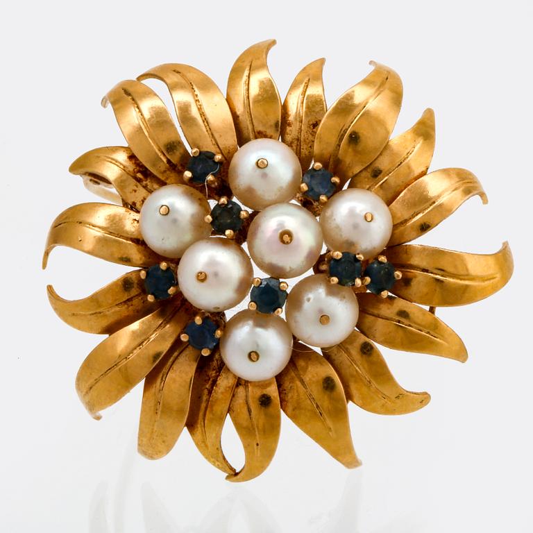 Brosch 18K guld med odlade pärlor ca 7 mm och safirer, bredd ca 4,5 cm, Sengels Guldsmedja Stockholm 1973.