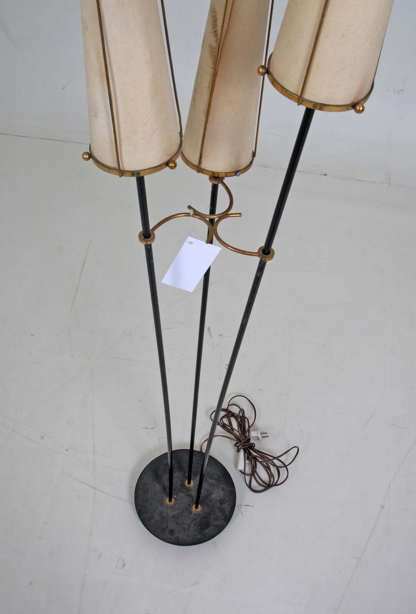 GOLVLAMPA, 1950-tal, svartlackerad stål och mässing med skärmar av papp.