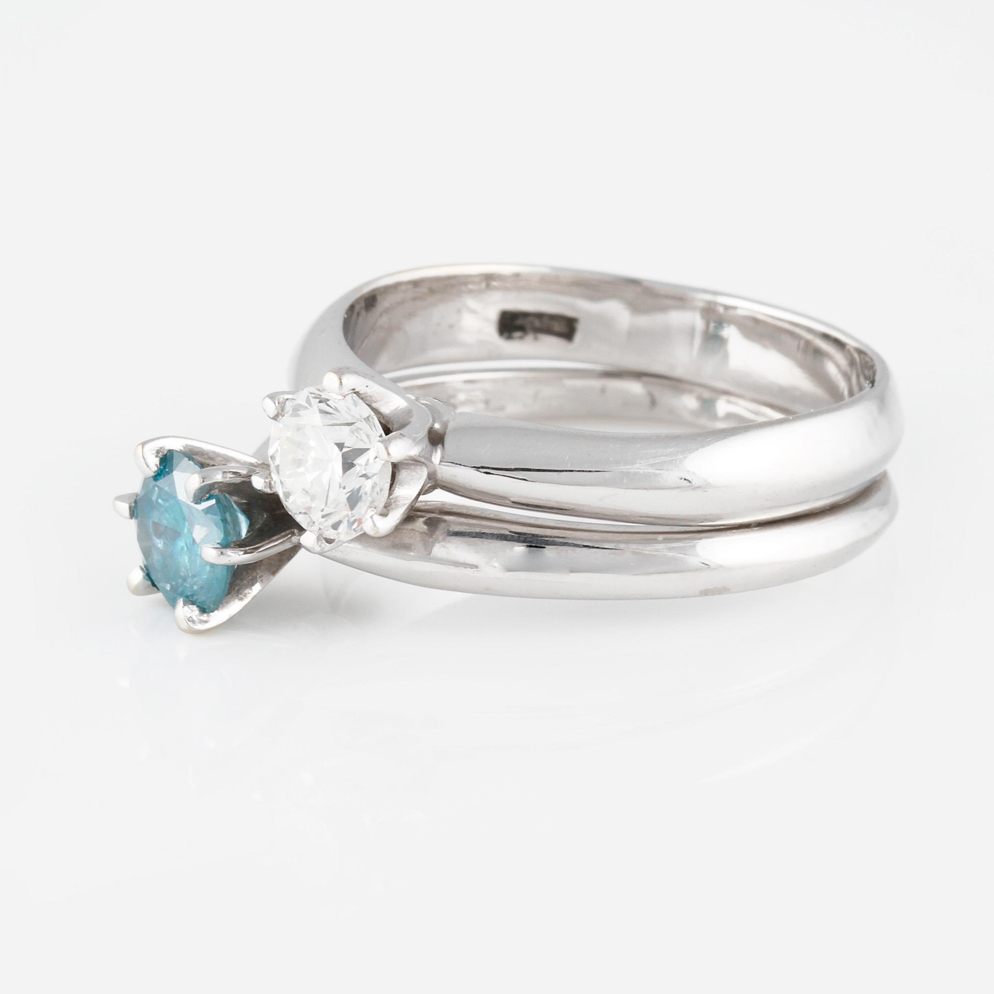 RING, 14K vitguld med 2 briljantslipade diamanter ca 1.20 ct. Vikt 7,7 gram.