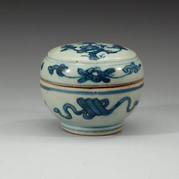 A blue and white box with cover, Ming dynasty, Wanli (1573-1619).