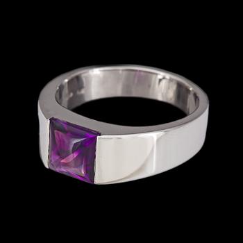 170. RING, cabochon cut amethyst.