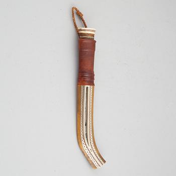 Sune Enoksson, a reindeer horn Sami knife, signed and dated 1977.