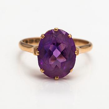 Ring, 14K guld och syntetisk safir. Westerback, Helsingfors 1957.