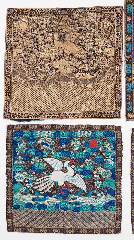 RANGMÄRKEN, 8 st., siden, s.k. Buzis. Ca 28-33 x 29,5-33,5 cm vardera. Kina omkring 1900.