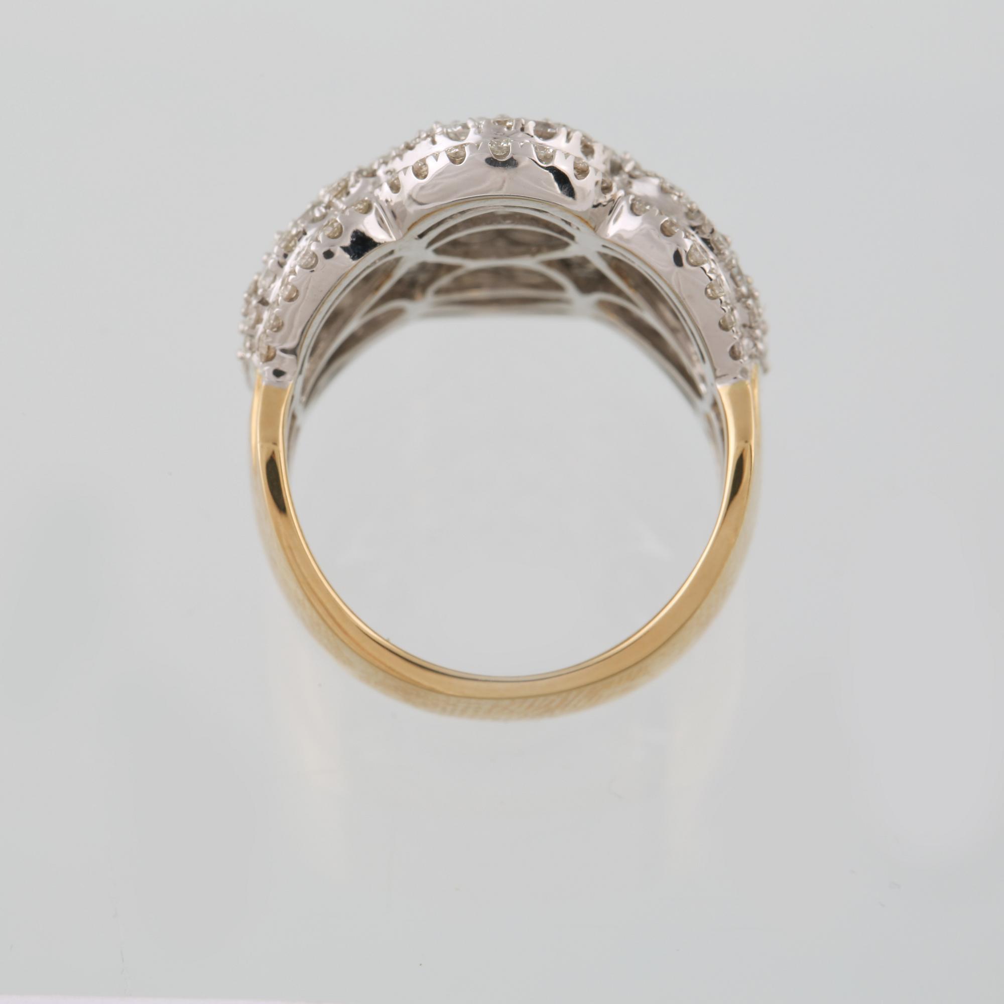 RING, 18K guld och vitguld med 170 briljantslipade diamanter, 3.98 ct. Vikt 12,4 gram.