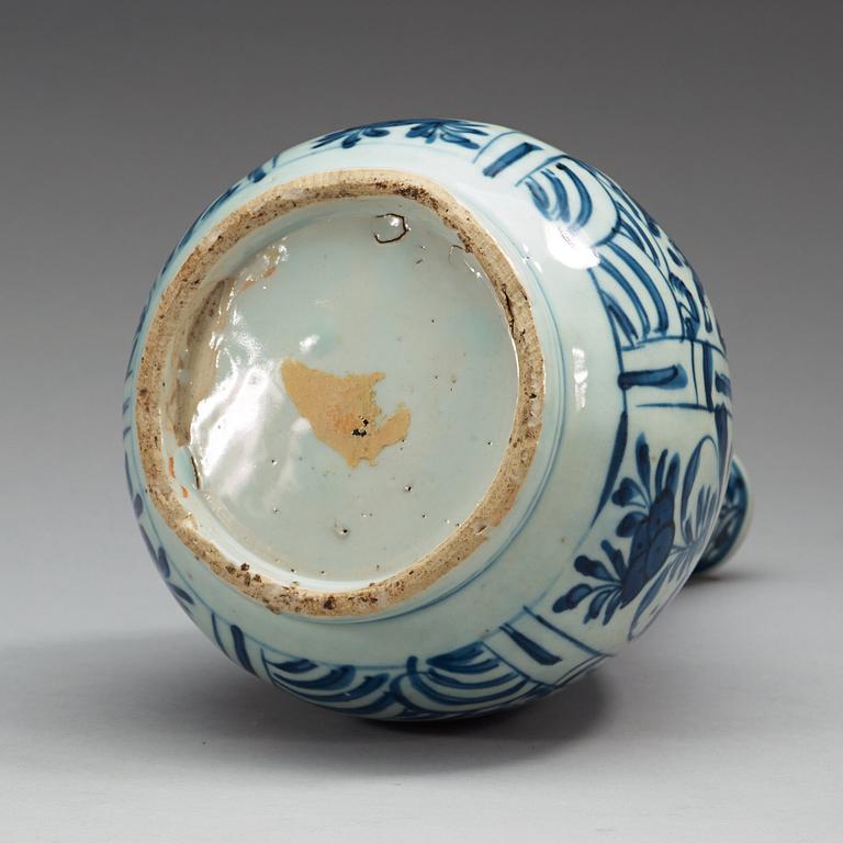 A blue and white bottle, Ming dynasty, Wanli (1572-1620).