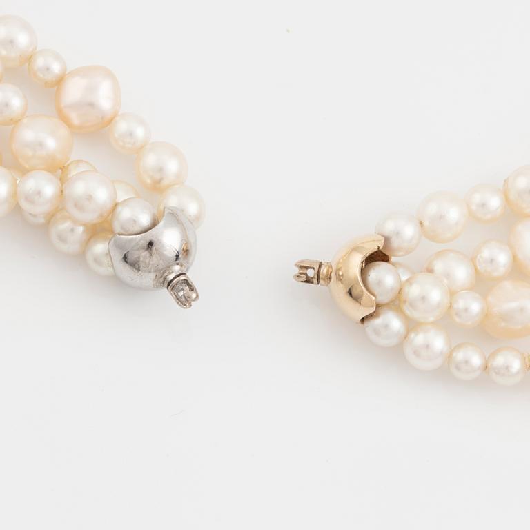 Four-strand pearl necklace, with cultured pearls.