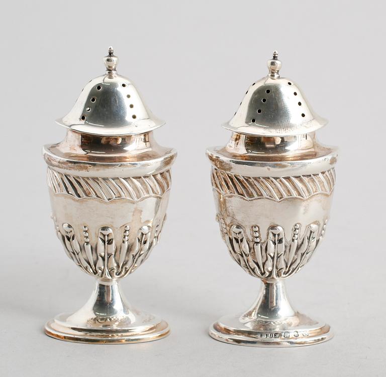 SALT- OCH PEPPARSTRÖARE, silver, Birmingham 1894. Vikt ca 68 gram.