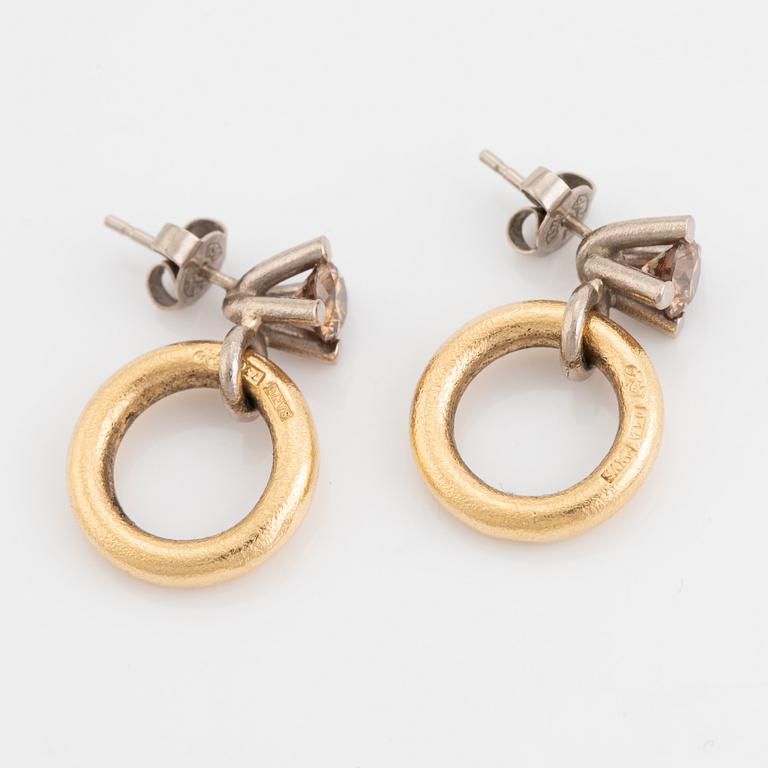 18K gold earrings, Sandberg, with brown brilliant cut diamonds.