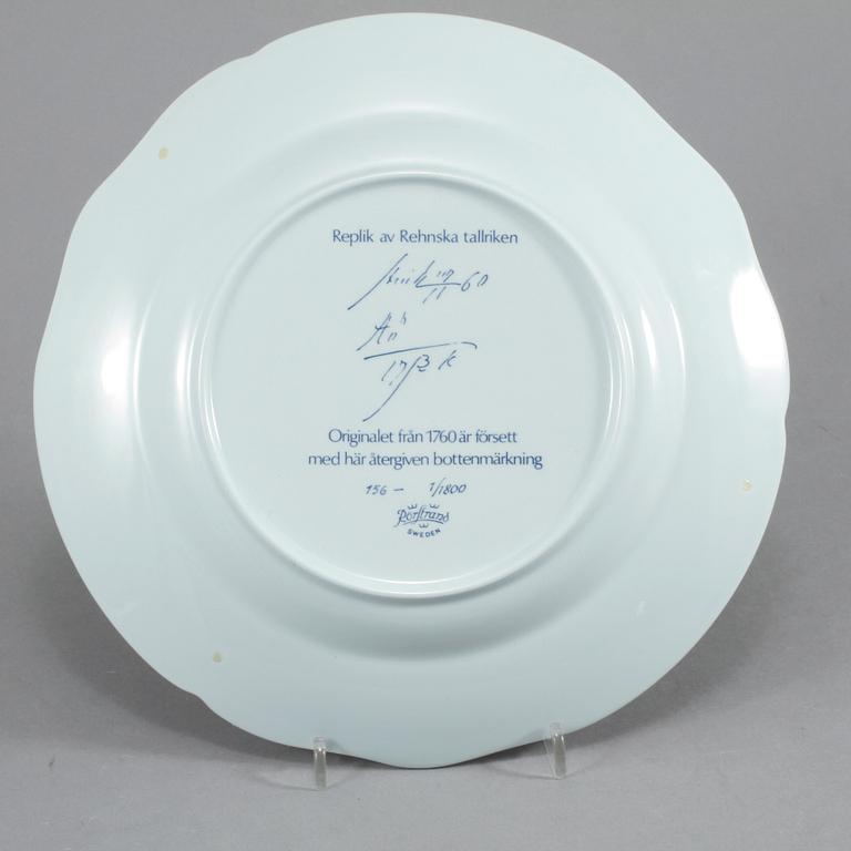 SERVISDELAR, 8 st, porslin, "Replik av Rehnska tallriken", Rörstrand, 1976.