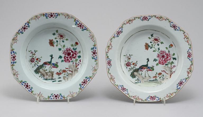 TALLRIKAR, djupa, ett par, porslin, Kina, 1700-tal.