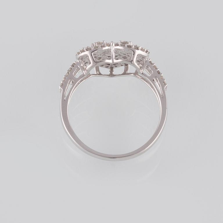 RING, 18K vitguld med briljantslipade diamanter ca 0.58 ct. Vikt 3,5 gram.
