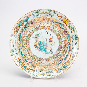 A set of 2+1 Cjinese porcealin Qing Dynasty plates.