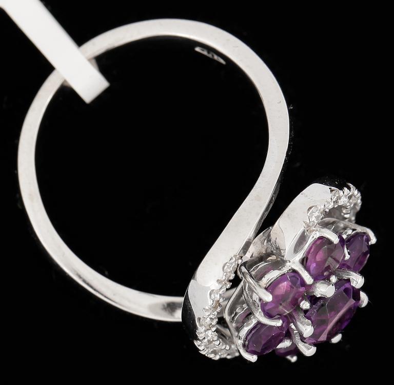 RING, 14k vitguld med ametister tot 1,68ct samt briljantslipade diamanter tot 0,22ct. Vikt ca 6,15 gram.