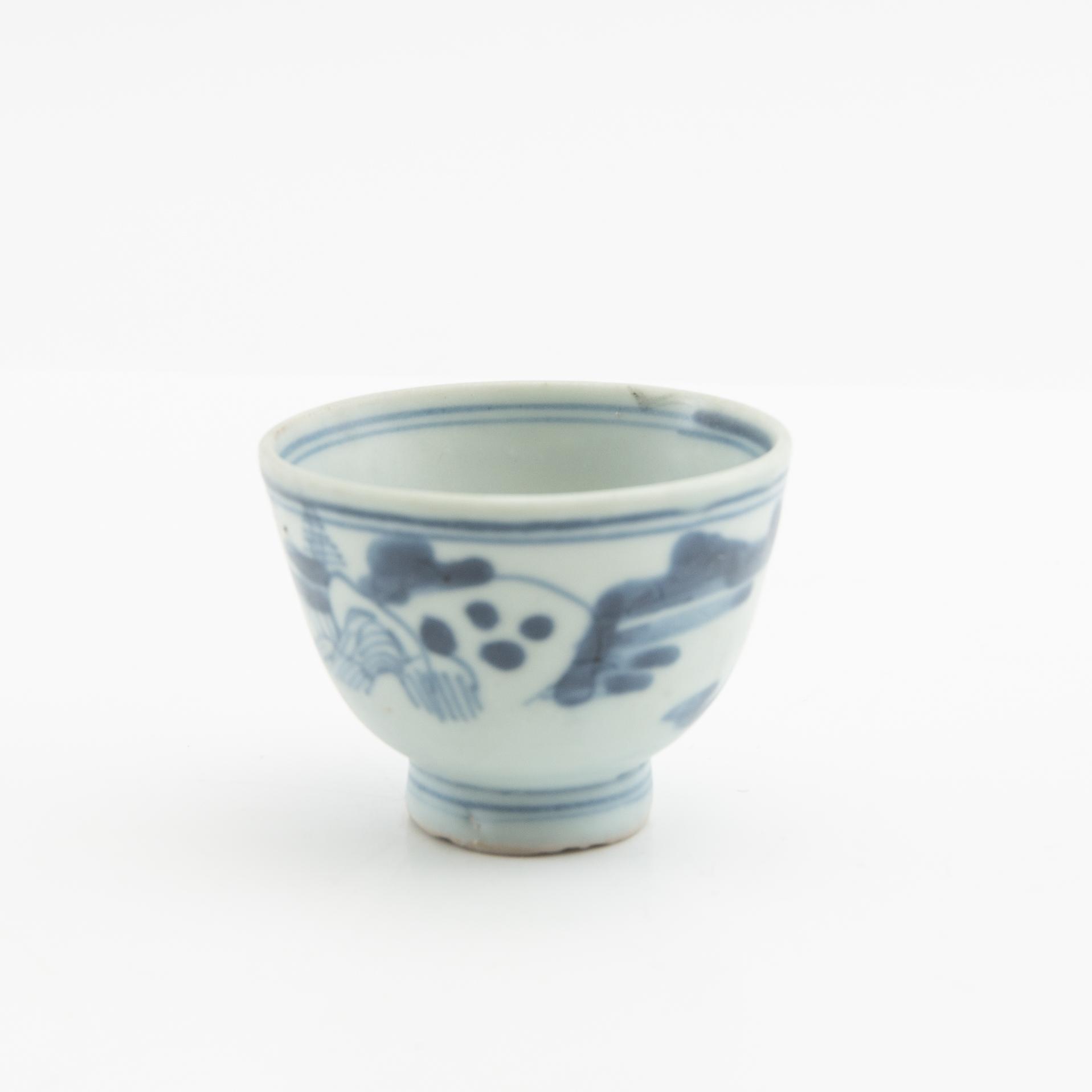 A blue and white dish and cup, Ming dynasty.