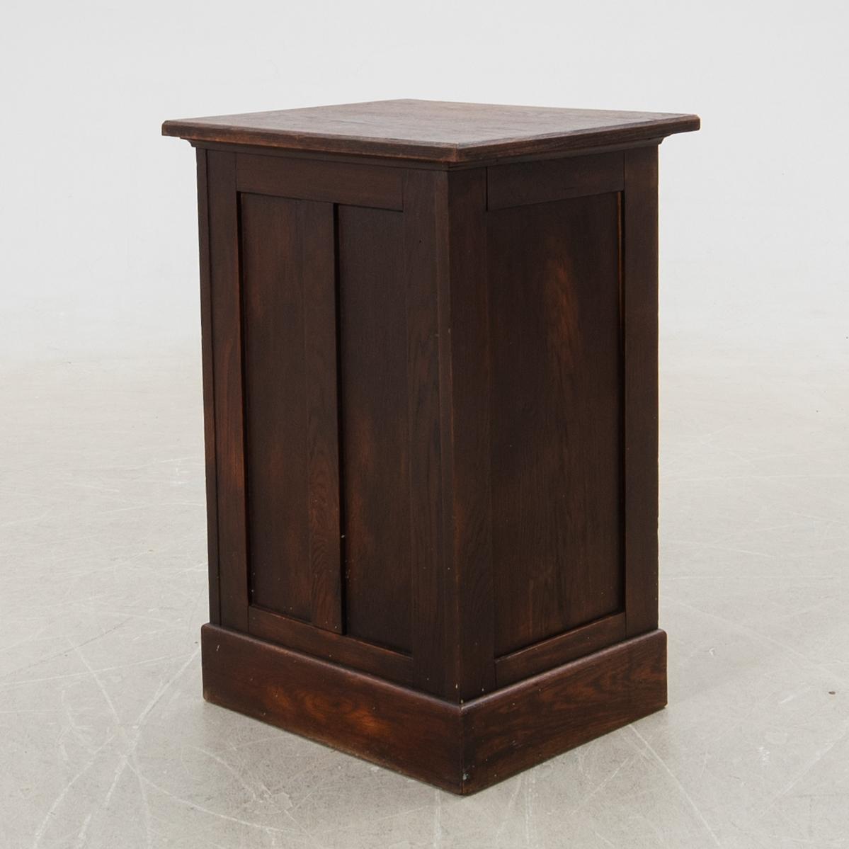 Jalusiskåp, 1900-talets första hälft.