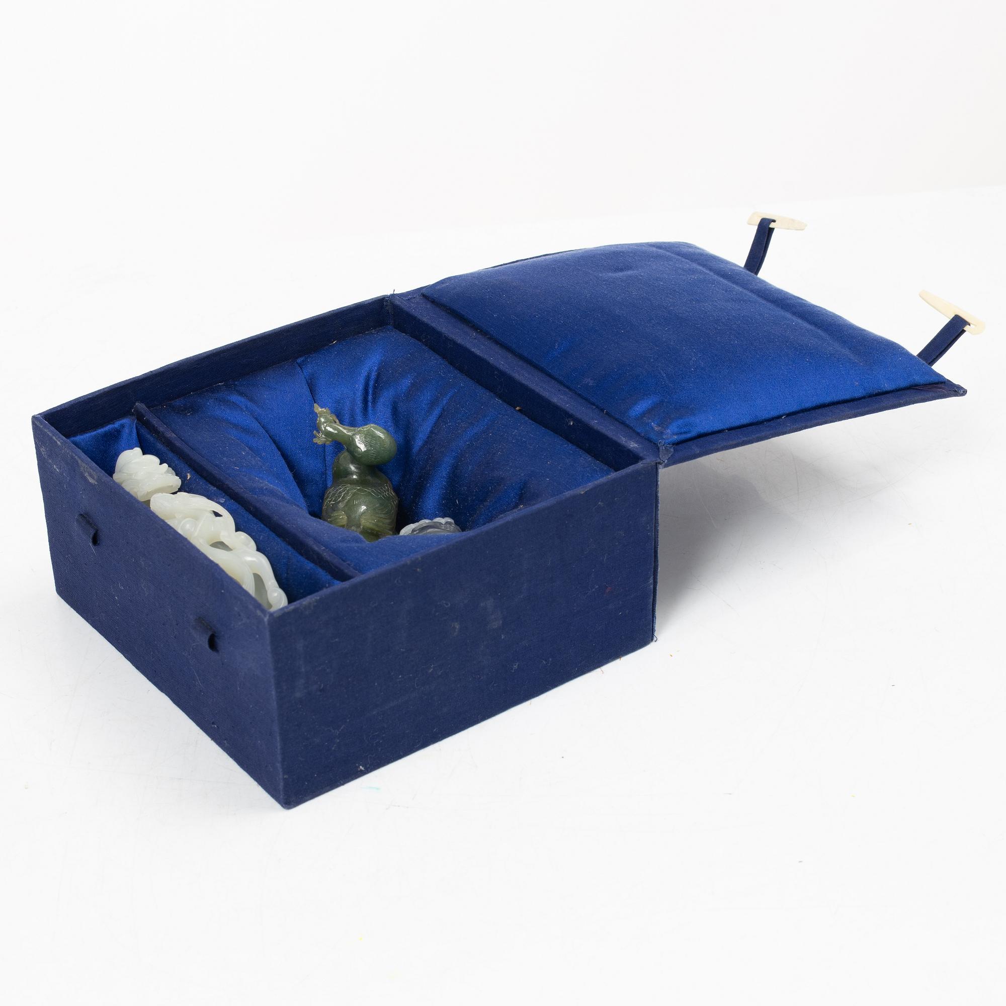 Bälteshake samt amulett och ask, nefrit och sten, Qingdynastin.