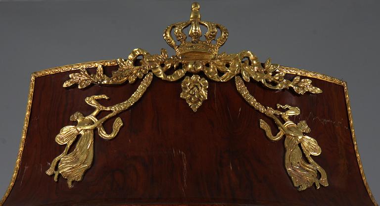 VITRINSKÅP, Louis XV-stil, 1900/2000-tal.